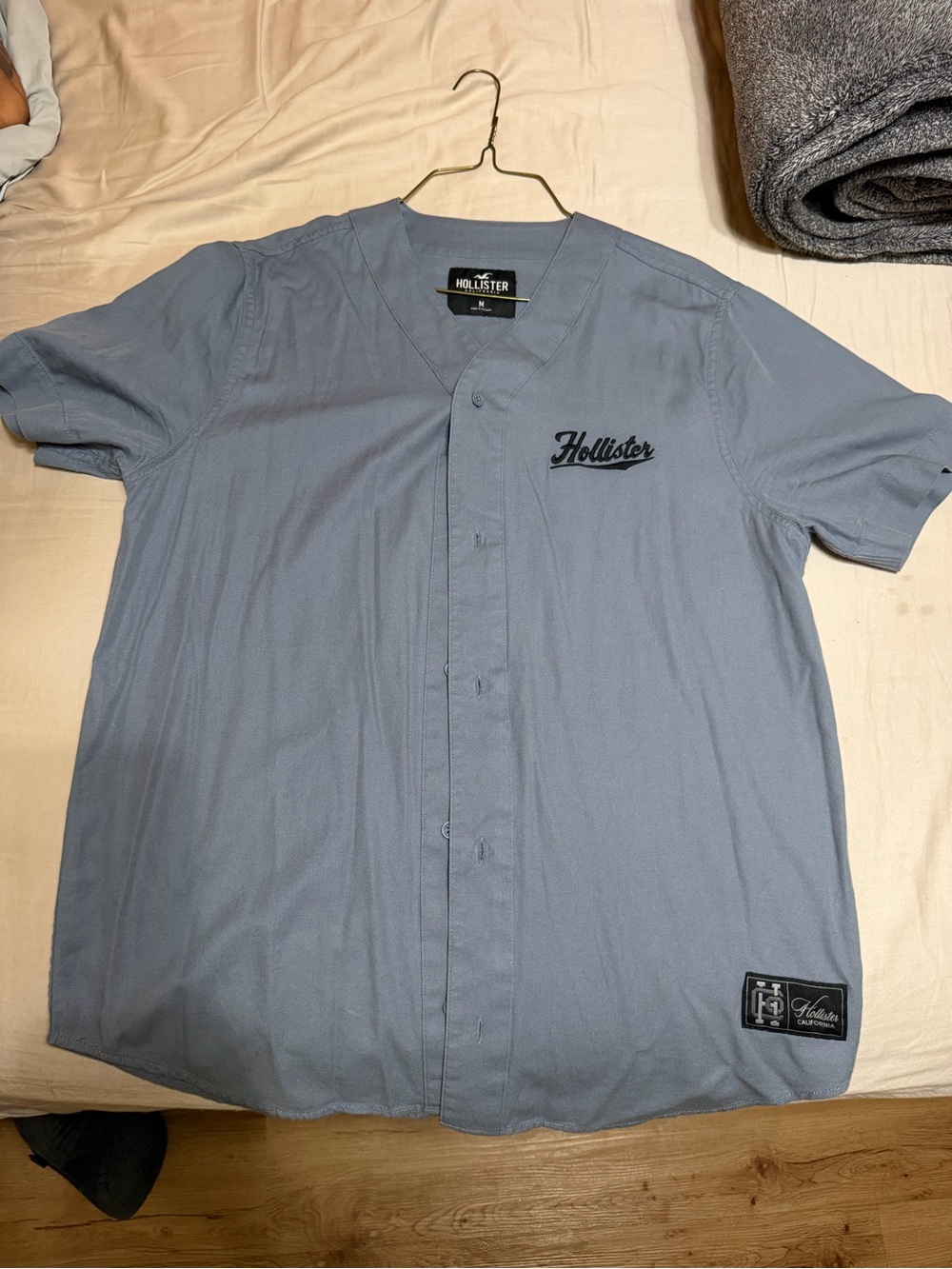 Hollister Men's Light Blue Short-Sleeve Button-Front Baseball Shirt